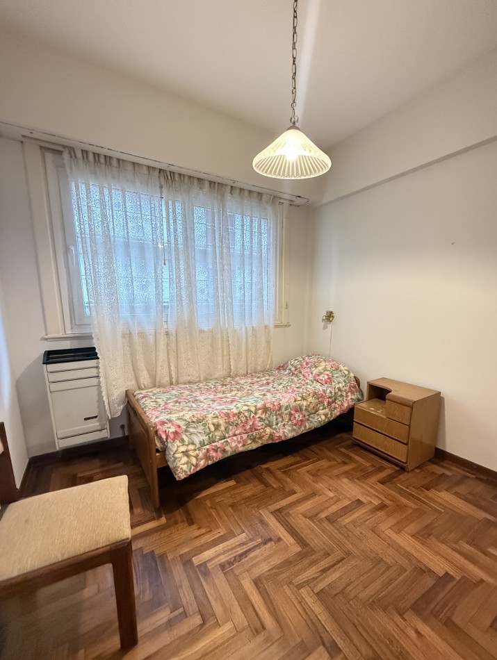 Departamento tres ambientes con Dep. y cochera Plaza Colon
