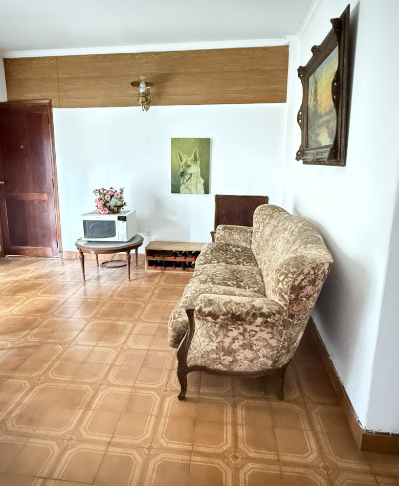 Casa en venta tres ambiente con departamento y espacio aereo para construccion