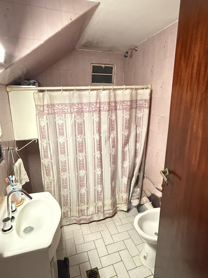 Casa en venta tres ambiente con departamento y espacio aereo para construccion