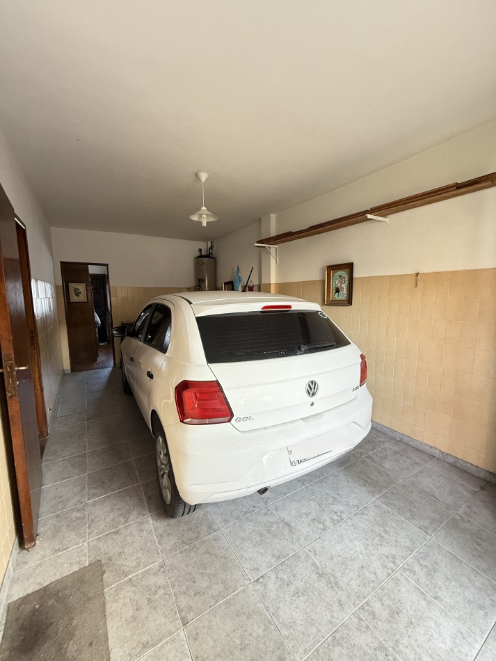 Casa en venta tres ambiente con departamento y espacio aereo para construccion