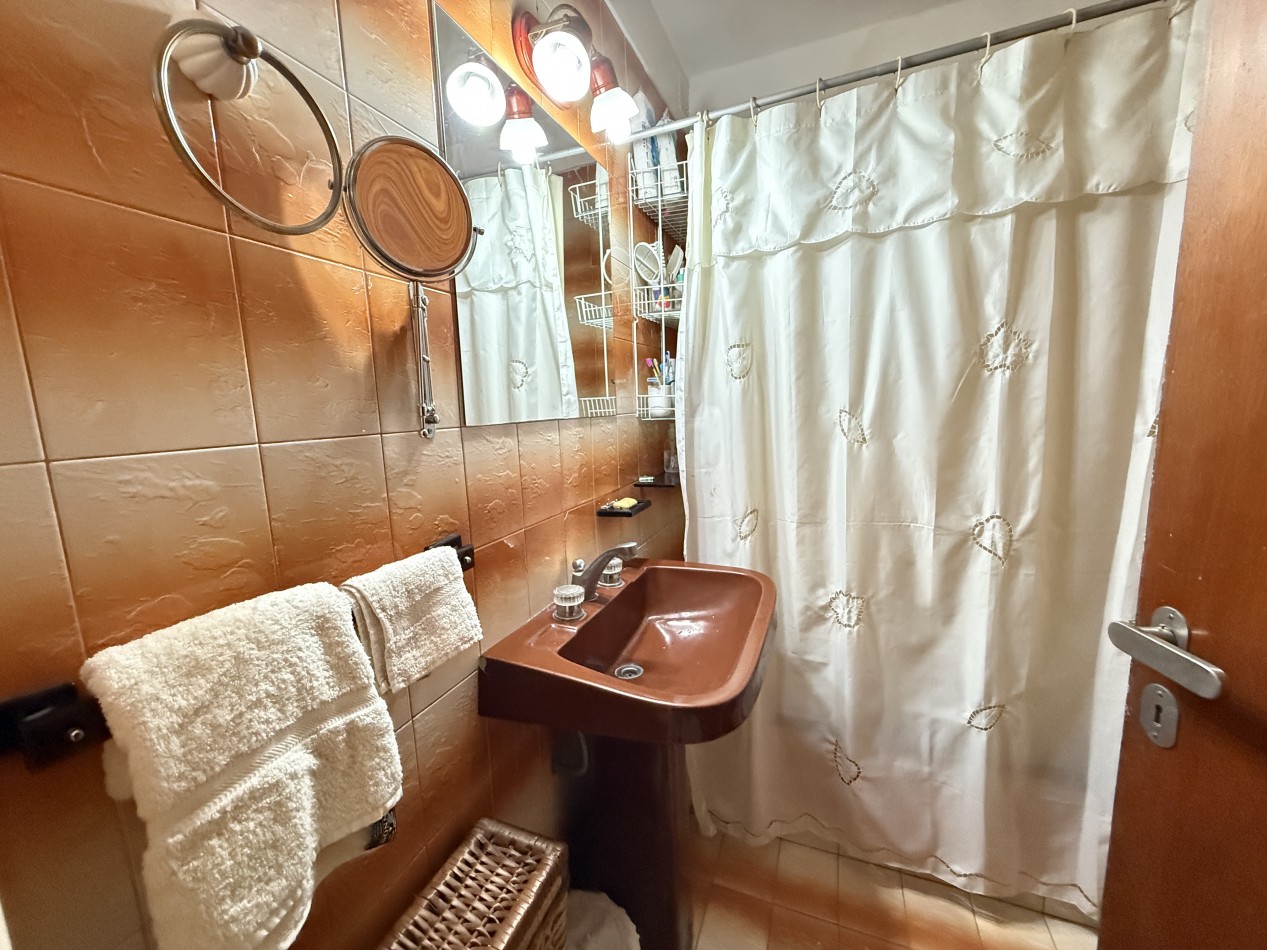 Departamento dos ambientes con cochera cubierta y baulera