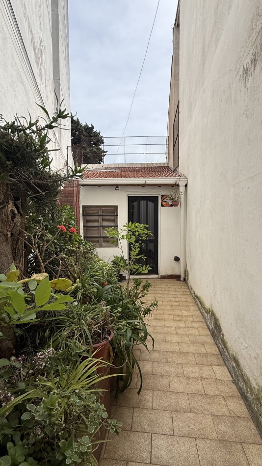 Casa de 4 ambientes a reciclar lote propio 