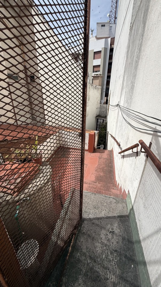 Casa de 4 ambientes a reciclar lote propio 