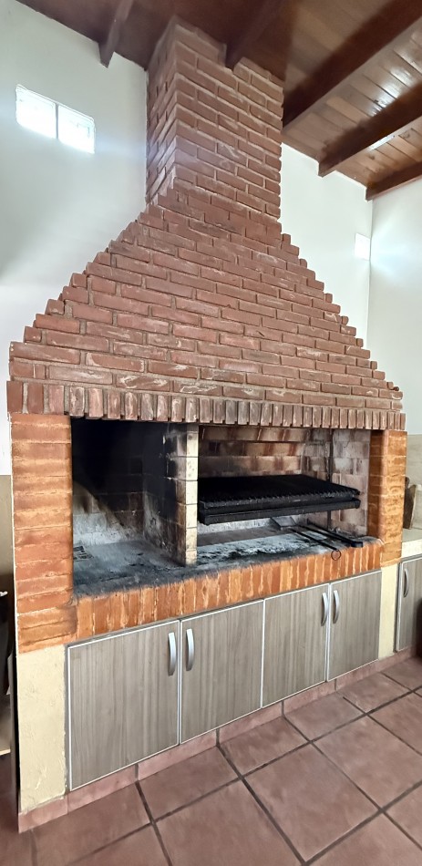 Casa cuatro ambientes con  quincho en impecable estado 