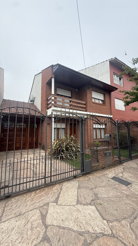 Casa cuatro ambientes con  quincho en impecable estado 