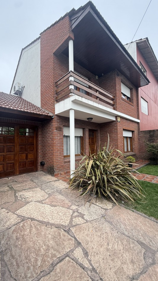 Casa cuatro ambientes con  quincho en impecable estado 