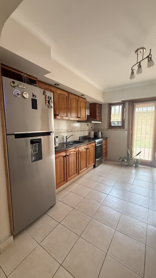Casa cuatro ambientes con  quincho en impecable estado 