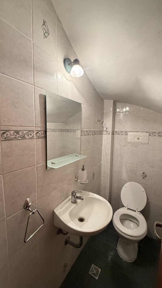 Casa cuatro ambientes con  quincho en impecable estado 