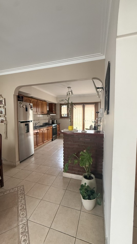 Casa cuatro ambientes con  quincho en impecable estado 