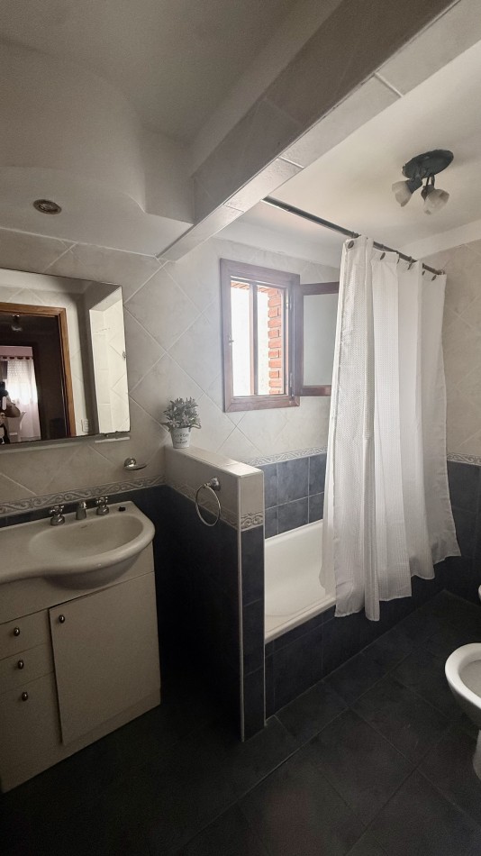 Casa cuatro ambientes con  quincho en impecable estado 