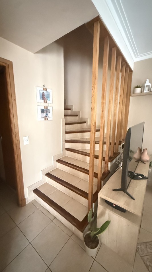 Casa cuatro ambientes con  quincho en impecable estado 