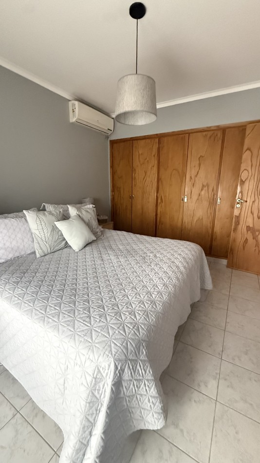 Casa cuatro ambientes con  quincho en impecable estado 