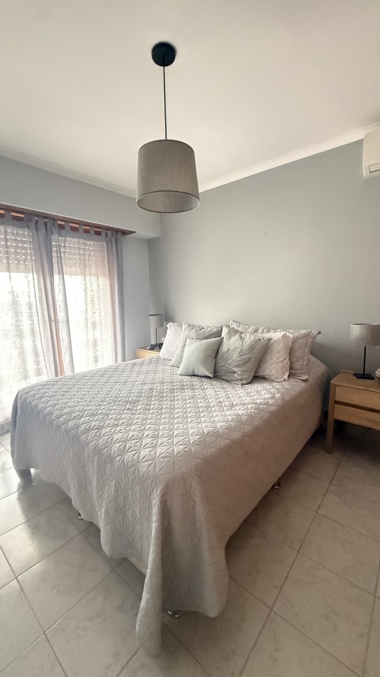 Casa cuatro ambientes con  quincho en impecable estado 