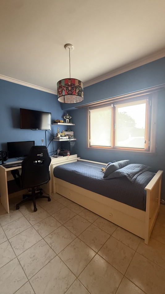 Casa cuatro ambientes con  quincho en impecable estado 