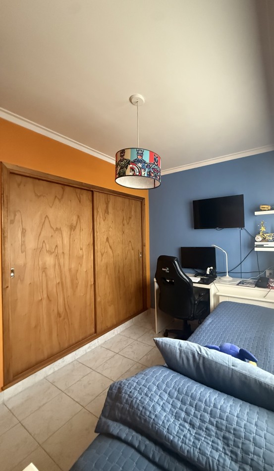 Casa cuatro ambientes con  quincho en impecable estado 