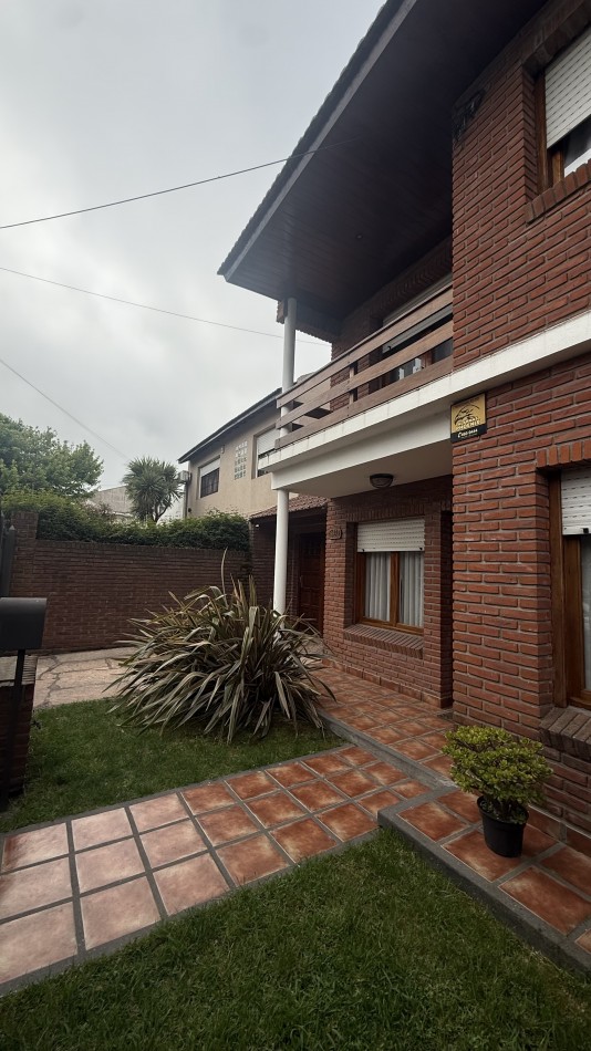 Casa cuatro ambientes con  quincho en impecable estado 
