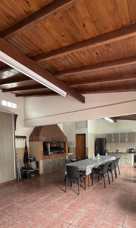 Casa cuatro ambientes con  quincho en impecable estado 