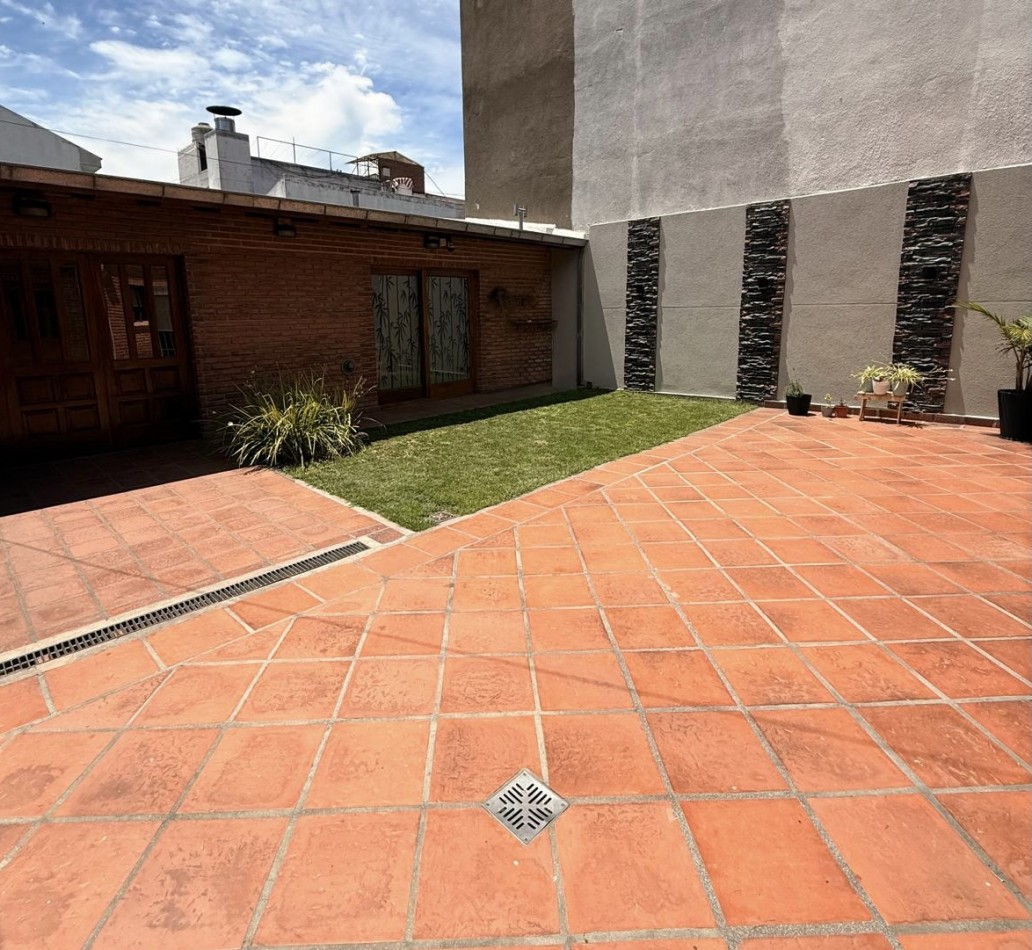 Casa cuatro ambientes con  quincho en impecable estado 