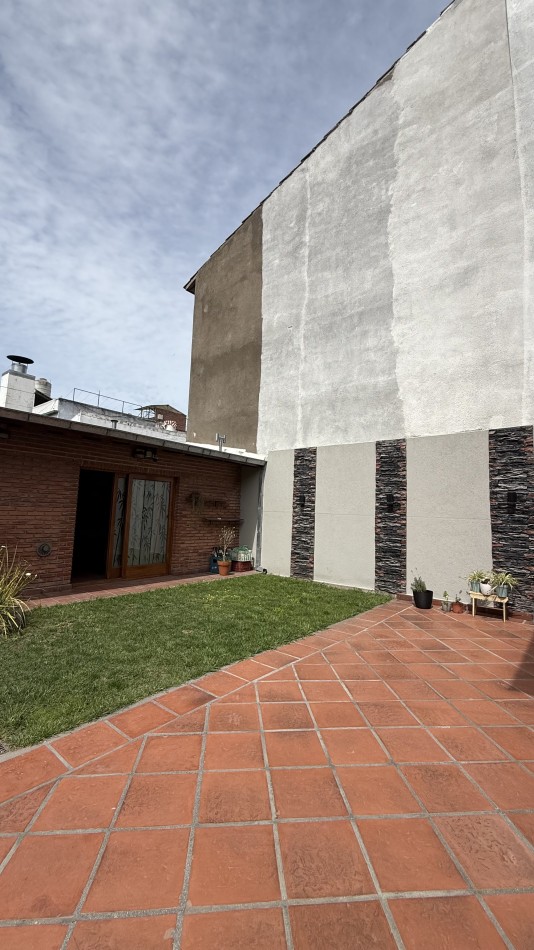 Casa cuatro ambientes con  quincho en impecable estado 