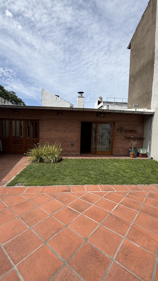 Casa cuatro ambientes con  quincho en impecable estado 