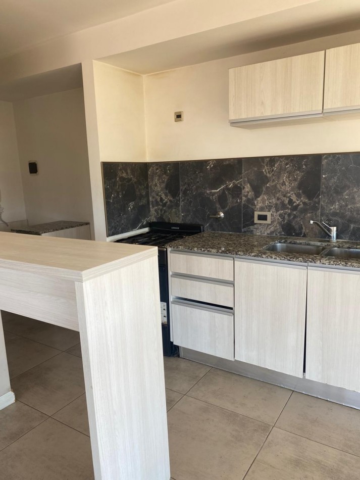 Departamento tres ambientes con cochera 