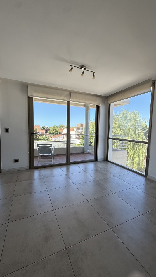 Departamento tres ambientes con cochera 