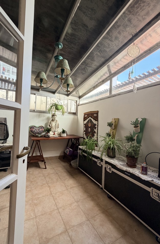 Venta departamento 4 ambientes con patio y cochera  