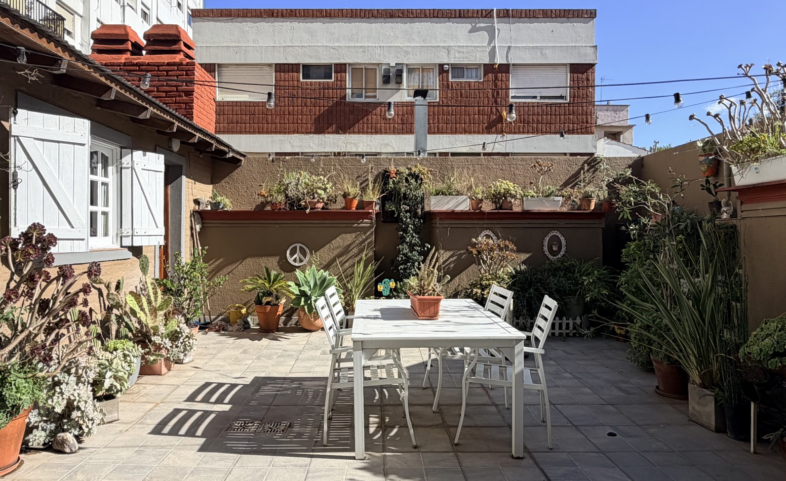 Venta departamento 4 ambientes con patio y cochera  