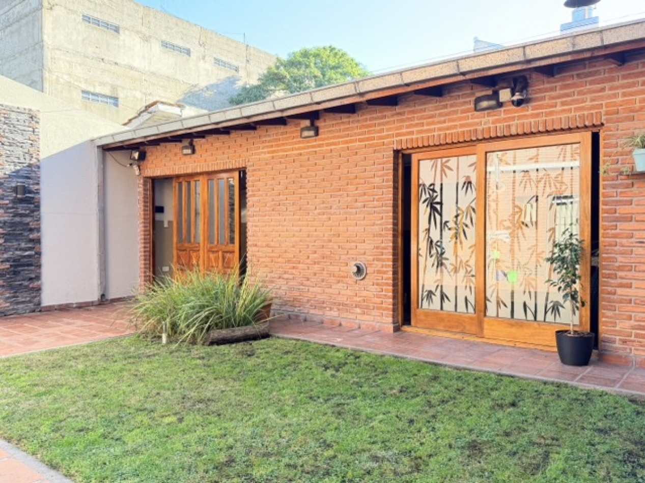 Casa cuatro ambientes con  quincho en impecable estado 