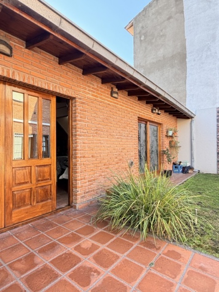 Casa cuatro ambientes con  quincho en impecable estado 