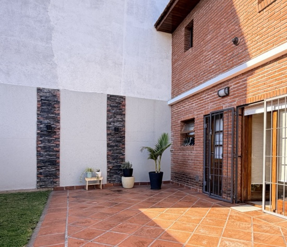 Casa cuatro ambientes con  quincho en impecable estado 
