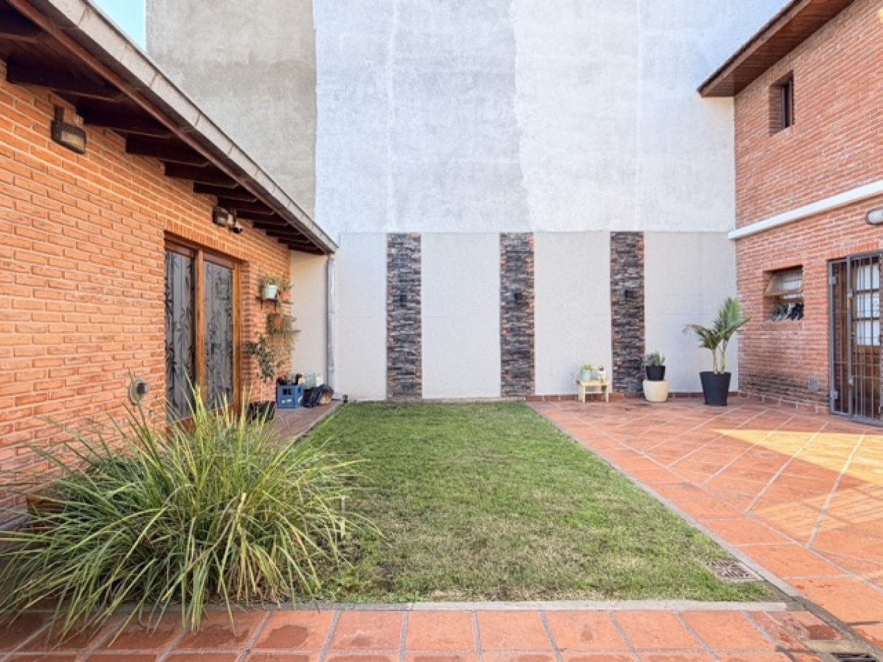 Casa cuatro ambientes con  quincho en impecable estado 