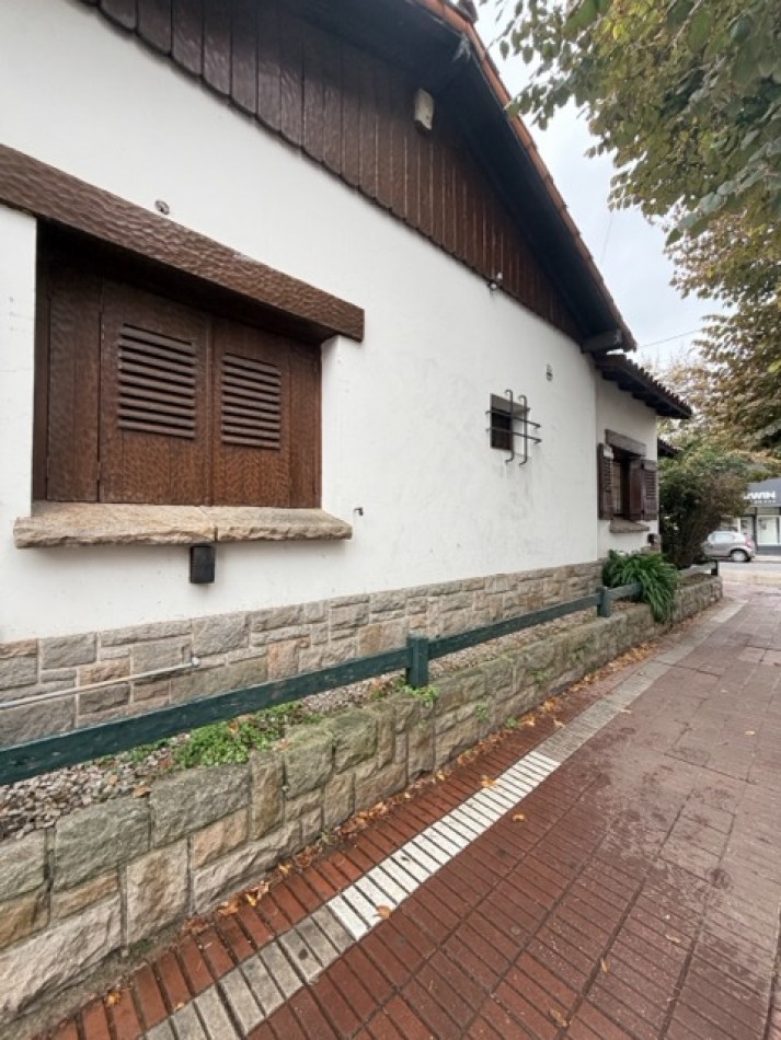 Casa de 5 ambientes uso profesional mas departamento , venta en Block 