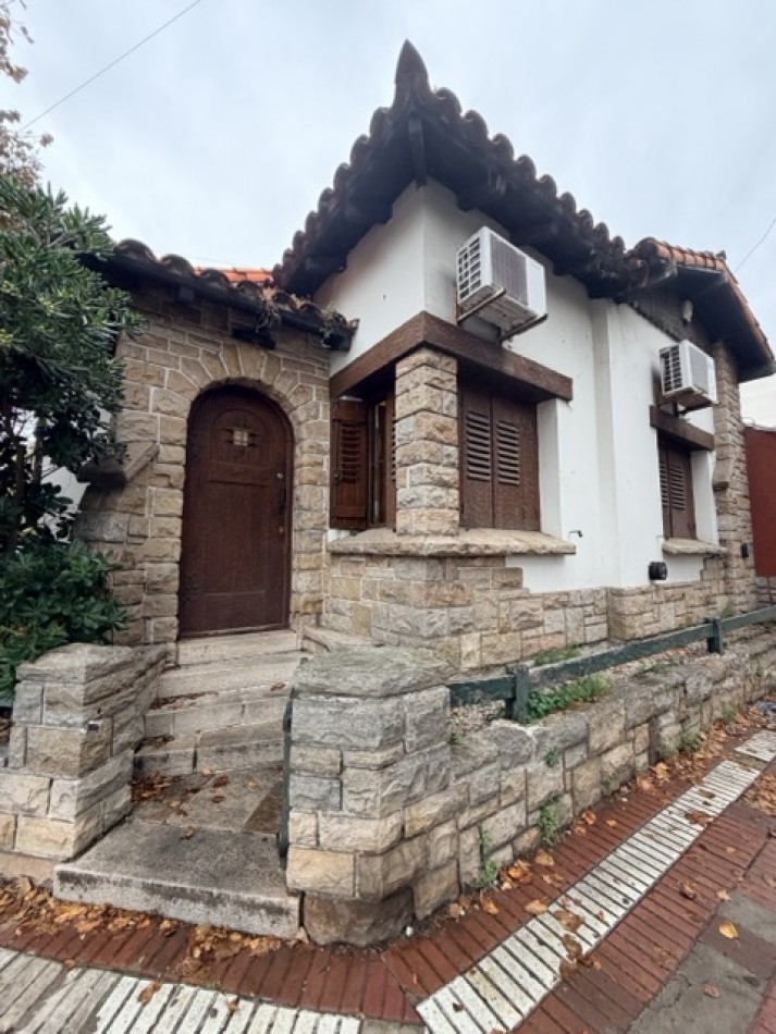 Casa de 5 ambientes uso profesional mas departamento , venta en Block 