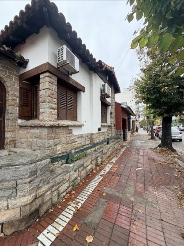Casa de 5 ambientes uso profesional mas departamento , venta en Block 