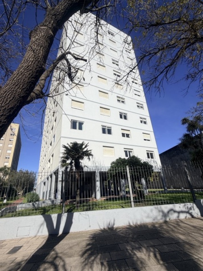 Departamento tres ambientes con espacio de cochera 
