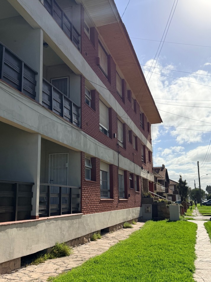 Departamento dos ambientes y medio, con patio y parrilla 