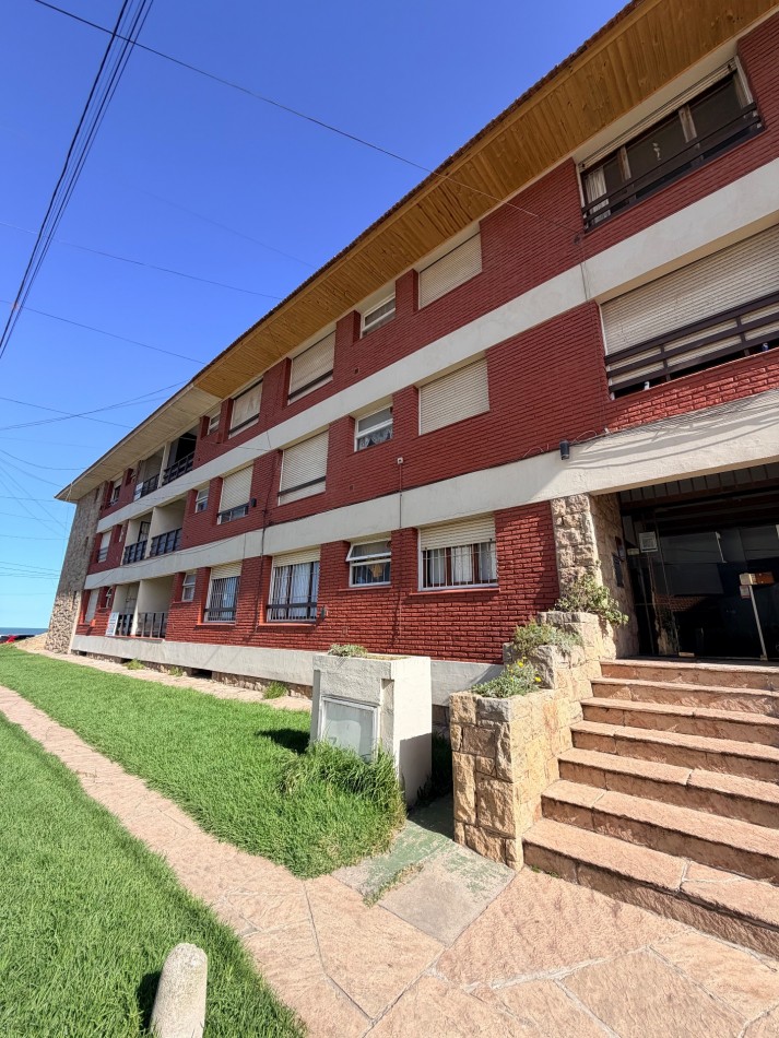 Departamento dos ambientes y medio, con patio y parrilla 