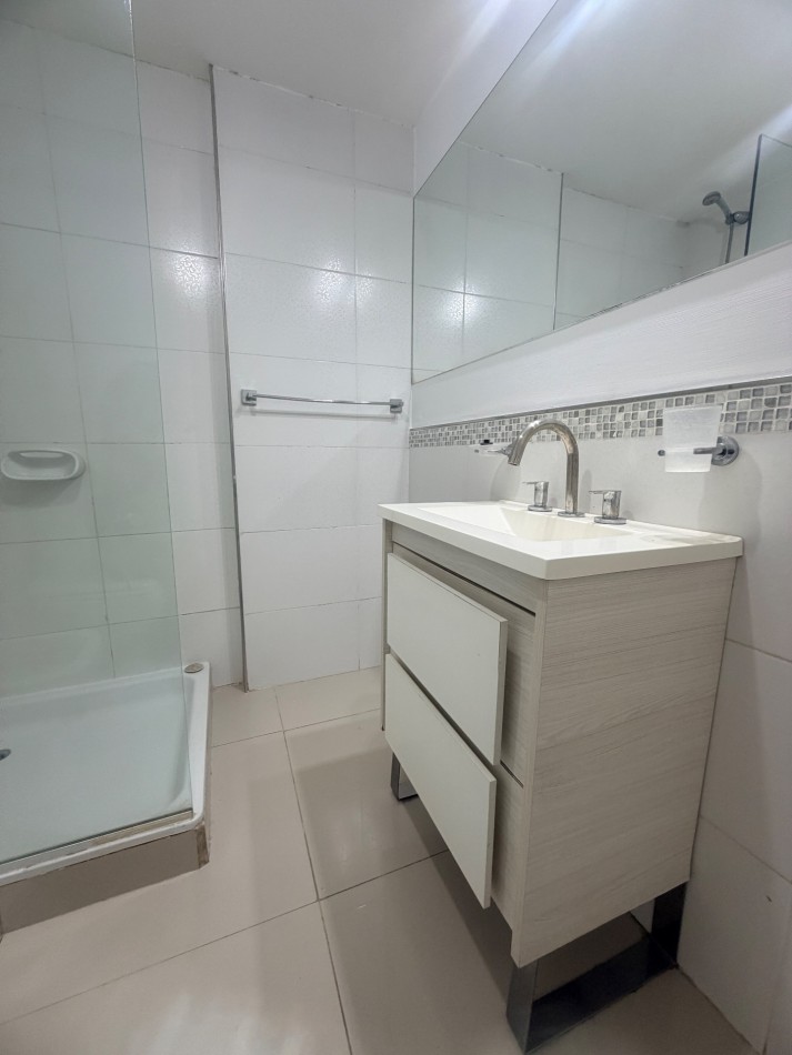 Departamento dos ambientes a la calle con cochera