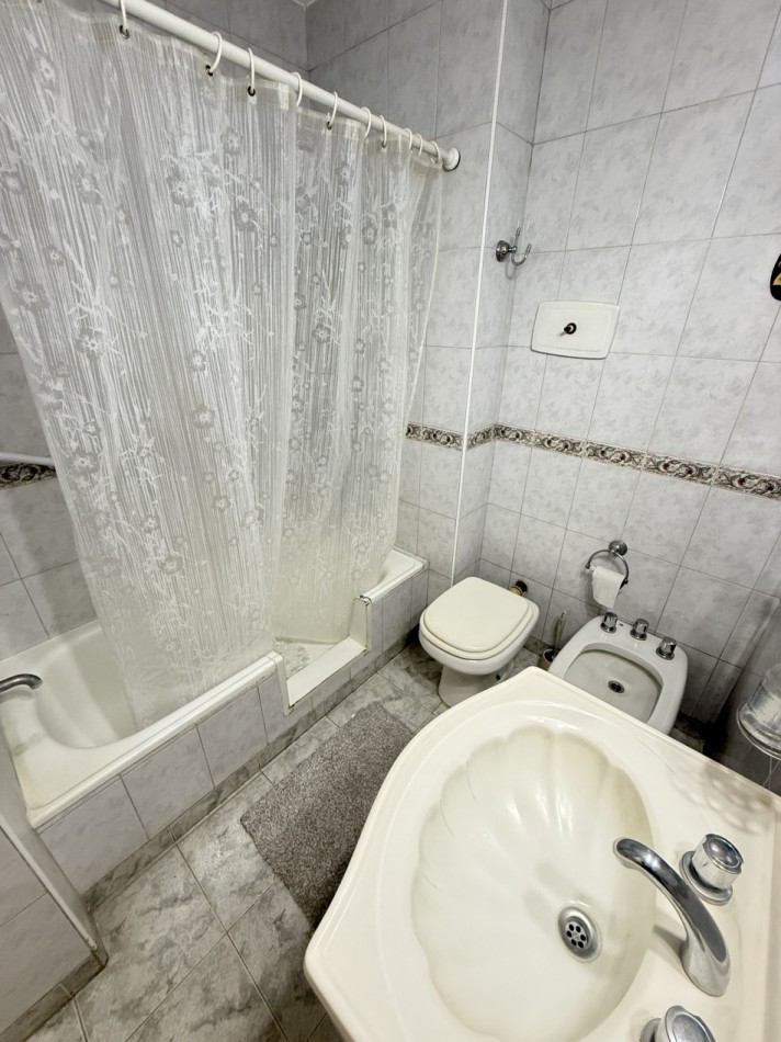 Departamento tres ambientes con Dep. y cochera Plaza Colon