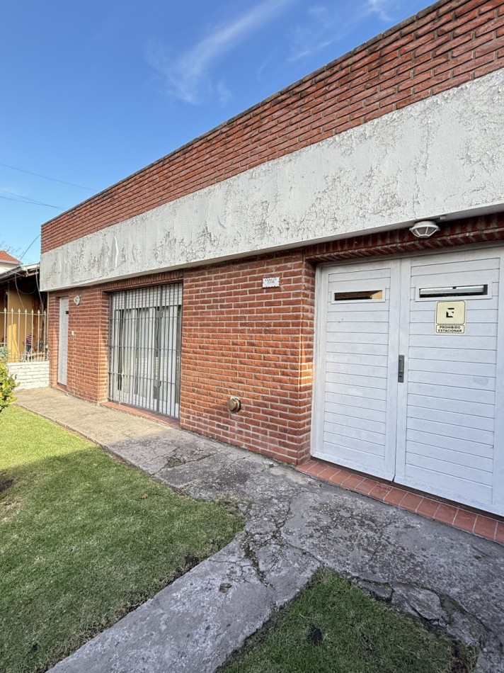 Casa en venta tres ambiente con departamento y espacio aereo para construccion