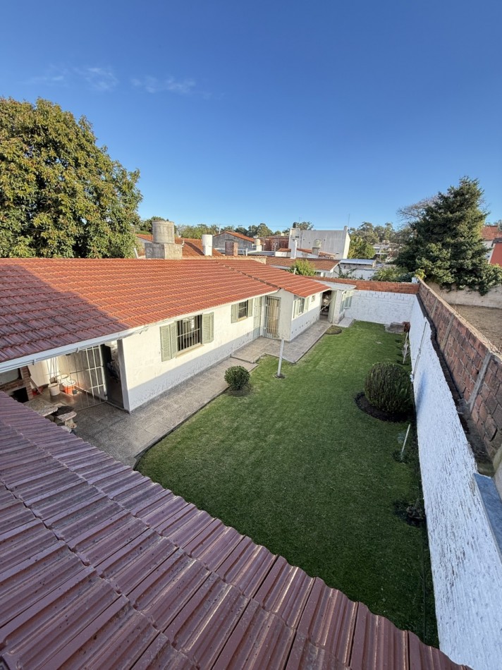 Casa en venta tres ambiente con departamento y espacio aereo para construccion