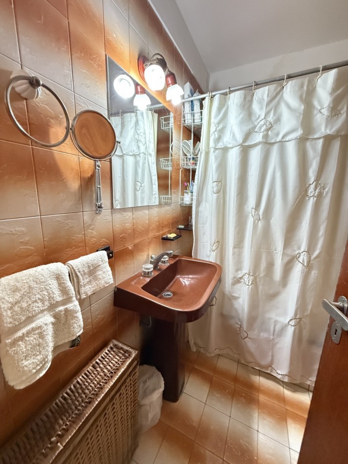 Departamento dos ambientes con cochera cubierta y baulera