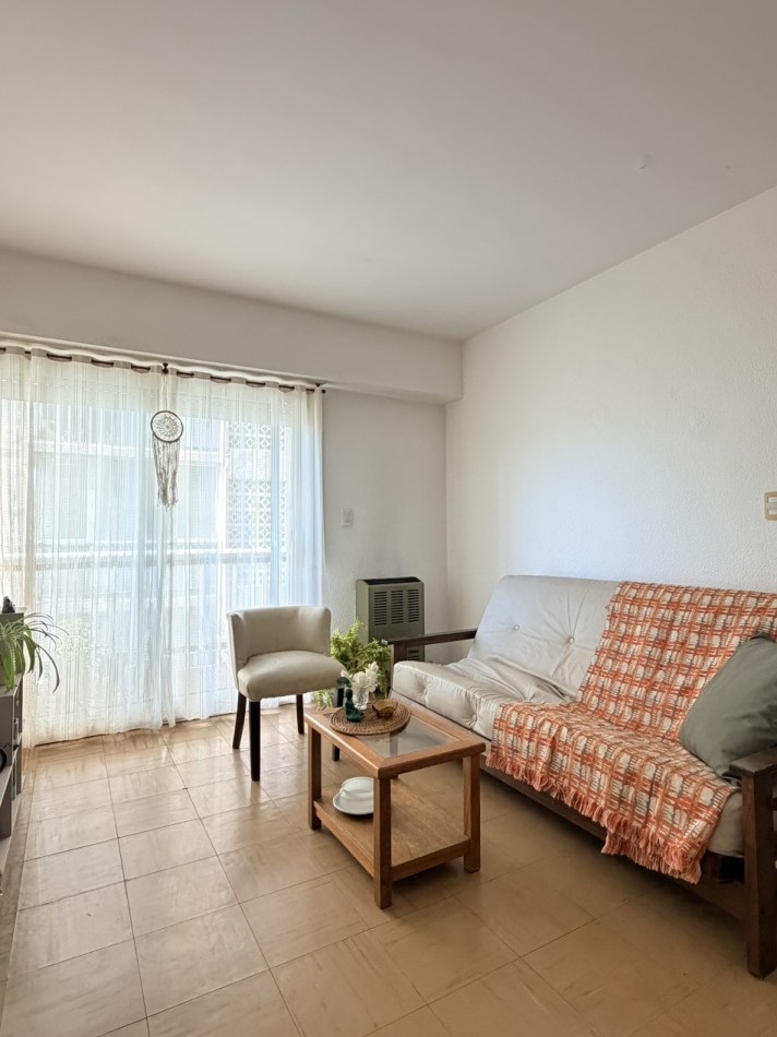 Departamento 4 ambientes con balcon a la  