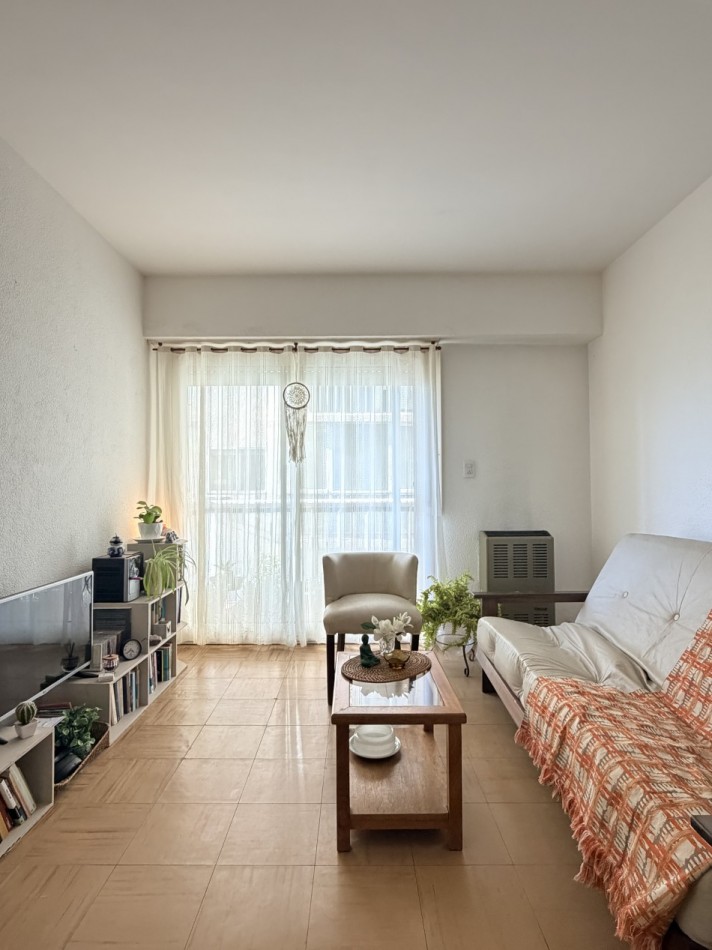 Departamento 4 ambientes con balcon a la  