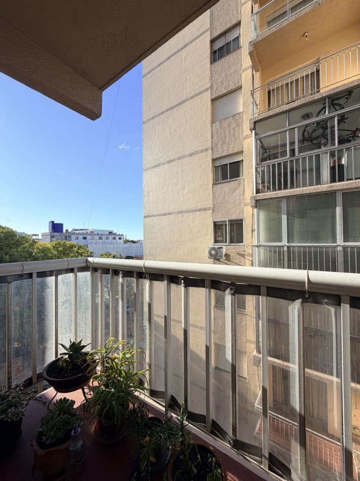Departamento 4 ambientes con balcon a la  
