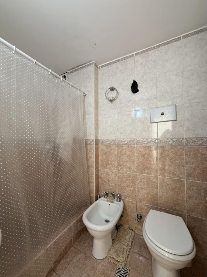 Departamento 4 ambientes con balcon a la  