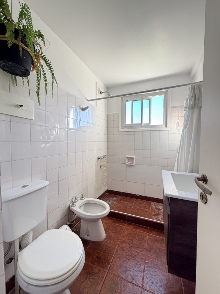 Departamento tres ambientes con espacio de cochera 