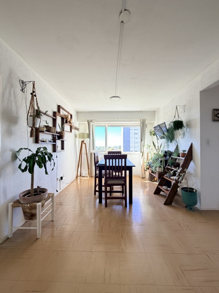 Departamento tres ambientes con espacio de cochera 