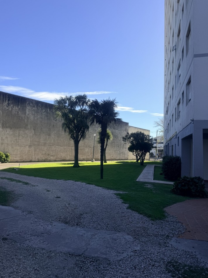 Departamento tres ambientes con espacio de cochera 